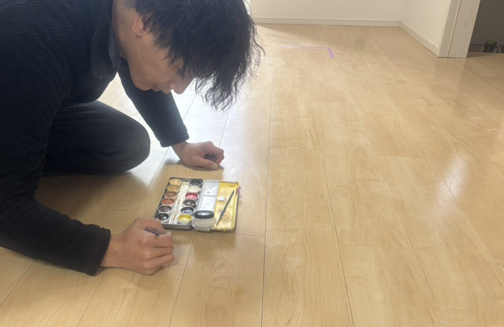 佐賀を拠点に住宅リペアを行う職人のフローリング補修作業