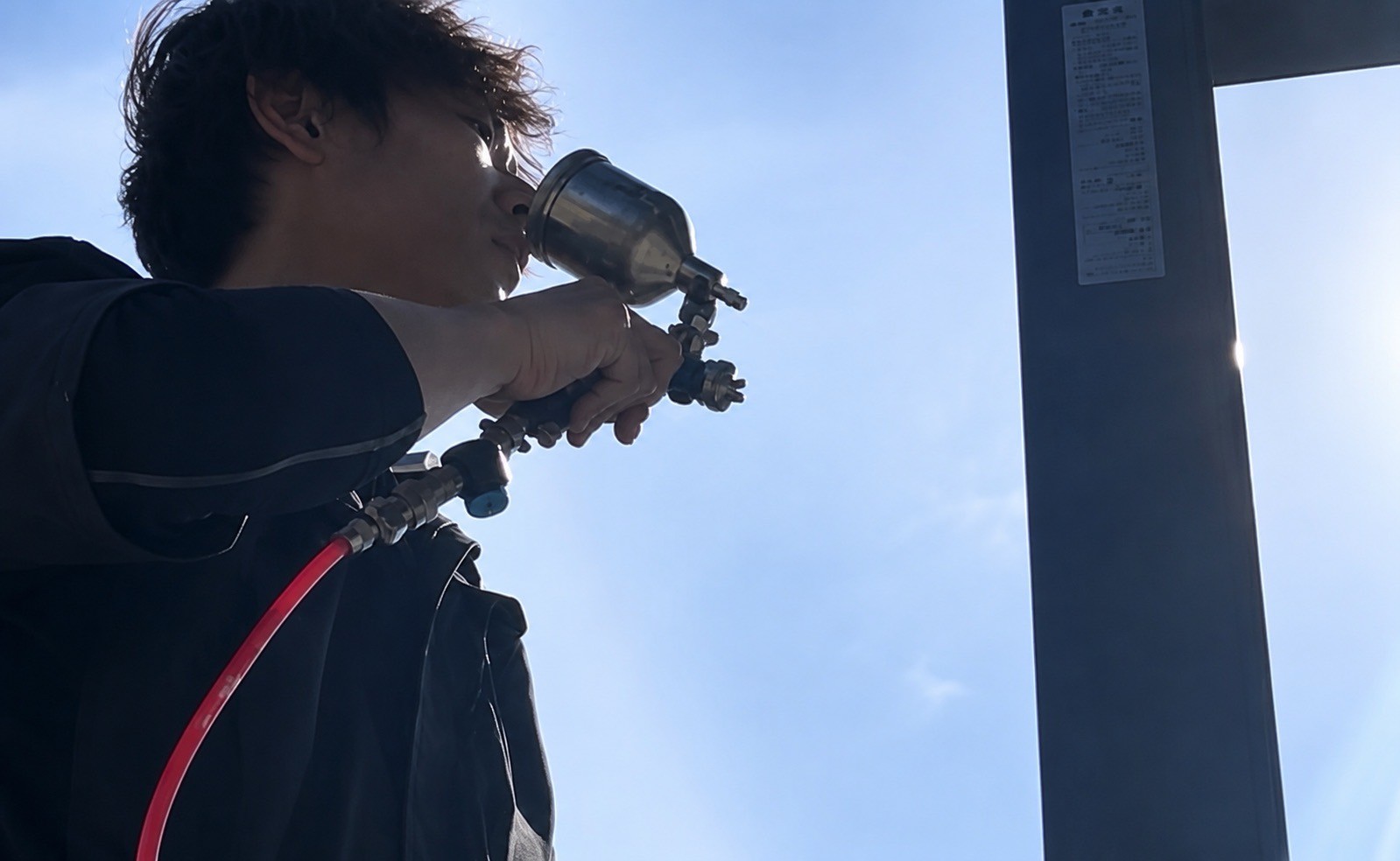佐賀県で住宅リペアを行うアトリエリペアーズ代表によるカーポート柱のキズ補修