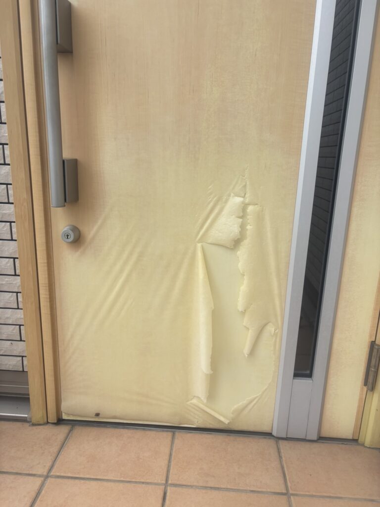 「北九州市｜玄関ドアのダイノックシート施工・補修｜玄関ドアリフォーム」
